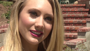 latynoska siada analem na jego penisie