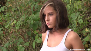 koleżanka liże jej cudowne cipsko w basenie