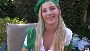 taki mały że ledwo go zauważyła