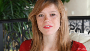 nastolatka mówi o dziewictwie i bawi się swoją pizdą