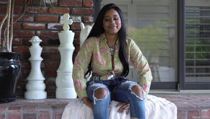 amatorka z kolczykami ciągnie penisa