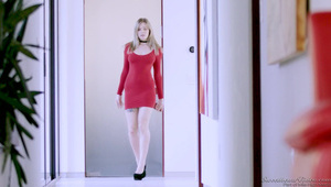 silikonowa blond mama ruchana na białej pościeli