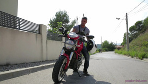 chuda blondi z foremnymi cyckami