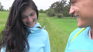 babcia z seksowną brunetką zabawiają sie podwójnym dildo