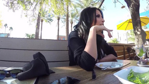 seksik na drewnianej ławce ze słodką brunetką