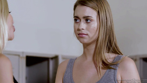 piękna suczka pozuje nago