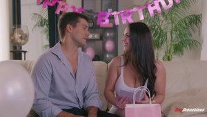 w prezerwatywie pieprzy napaloną zdzirę