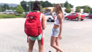 cycata panienka zabiera się za dwie pały