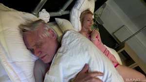 jessica przytulana od tyłu