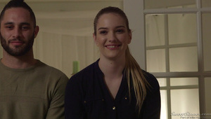 super dziunia w krótkiej spódniczce