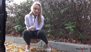 brunet patrzy na jej zgrabną dupeczkę podczas seksu