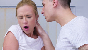 pieprzy śmiałą mamuśkę na czerwonym narożniku