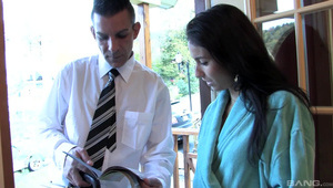 seksowna modelka wybrała się na spacer po parku