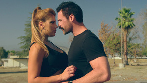 suczka w pomarańczowej sukience