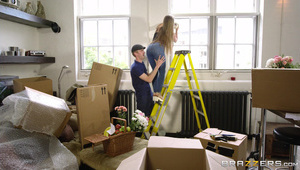 fajna dupeczka ujeżdża swoją seks zabaweczkę