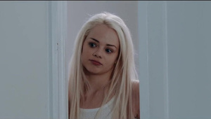 cycata kaylee brooks klęczy i obciąga dużego penisa