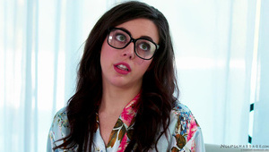 poszła do przyrodniego brata pod prysznic