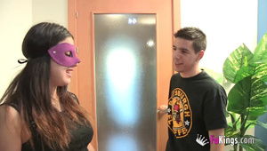 cycata masażystka ociera się cipką o jego twarz