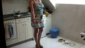 blondi zrzuca sukienkę