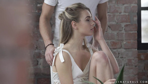 jedna laska w pończochach a druga w pończochach