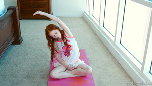 azjatki w biurze obrabiają uśki