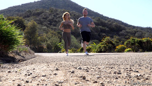 zgrabna laseczka pozuje w plenerze