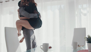 naturalne ogromne cyce i napalony brunet