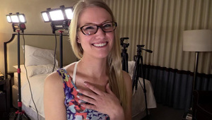 młoda blondi pieści swoją cipkę