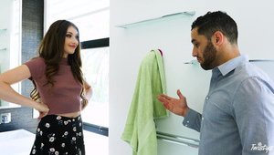 dwóch kolesi zapina brunetkę w wysokich obcasach