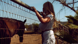 ekscytująca kobieta wypina nagi tyłeczek