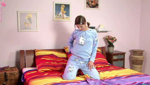 liże przystrzyżoną cipkę lesbijki