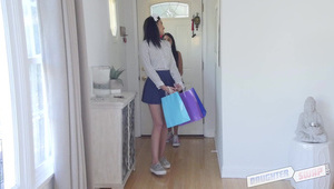 młoda emma mae ładnie porusza się na kutasie japońca