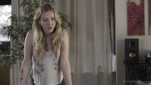 fajna pani klęczy przed czarną pałką