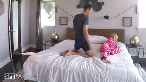 blond babeczka fajnie ujeżdża kutasa