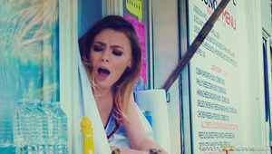 śliska dupa i niezłe pieprzenie na czarnej kanapie