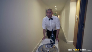 lara rucha się z hydraulikiem