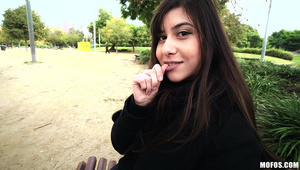 jęcząca amatorka jest bzykana na łyżeczkę