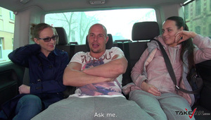 blondi skacze ostro na czekoladowym zaganiaczu