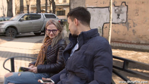 włożył język do jej różowej cipy