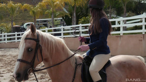 erotyczna amatorka pieści piczkę przed kamerką