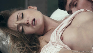 zaspokaja ustami swoją żonę