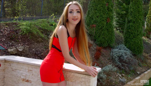 seks z małym seks aniołem na łóżku