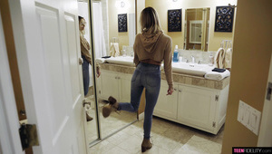 koleś nie pogardzi soczystą i okrągłą dupeczką