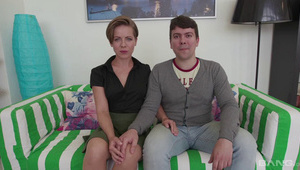 opalona tleniona blondyna się wypina