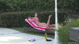 ruda w pubie zabawia się jego penisem