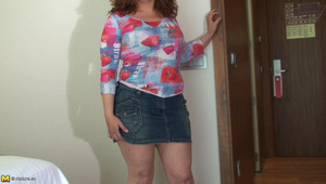 długowłosy chłop ma dużą pałę a ona ją trzepie