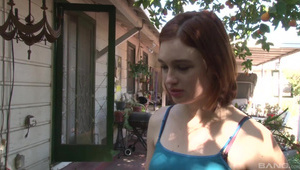 sterczący biust ostrej laseczki