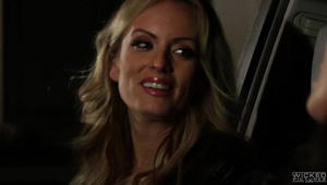 niegrzeczna nastolatka gra w salonie gdy od tyłu zostaje nabita na chuja