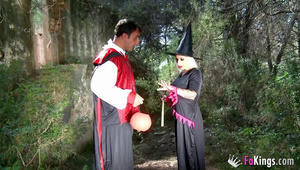 brunetka zabawia się wibrą w wannie