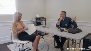 posuwa krągłą murzynkę w łazience